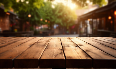 Acercamiento a una mesa rústica de madera vacía de un restaurante en una hermosa calle