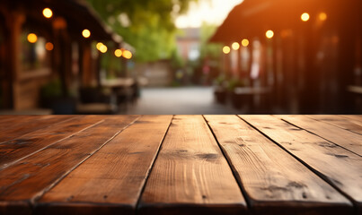 Acercamiento a una mesa rústica de madera vacía de un restaurante en una hermosa calle - obrazy, fototapety, plakaty
