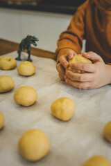 Idea for an activity with your child: homemade cookies with dinosaur footprints