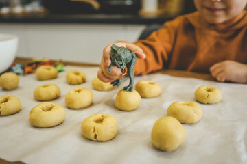 Idea for an activity with your child: homemade cookies with dinosaur footprints