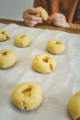 Idea for an activity with your child: homemade cookies with dinosaur footprints