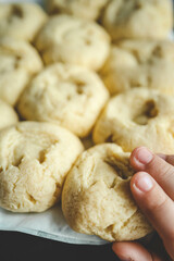 Idea for an activity with your child: homemade cookies with dinosaur footprints