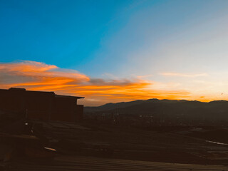 Obraz premium Beautiful sunset with orange sky and huge cloud seen from the Manrique neighborhood. Medellin, Antioquia, Colombia.