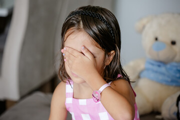 Momento de Pensar A Crian&ccedil;a com a M&atilde;o no Rosto.