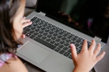 Criança Curiosa Descobrindo o Mundo no Teclado do Notebook.