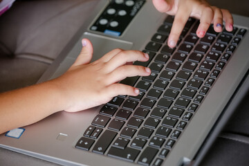 Criança Curiosa Descobrindo o Mundo no Teclado do Notebook.