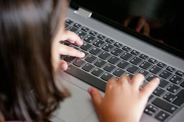 Criança Curiosa Descobrindo o Mundo no Teclado do Notebook.