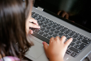 Criança Curiosa Descobrindo o Mundo no Teclado do Notebook.