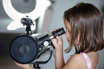 A Infância Astronômica explorando o Universo com um Telescópio.