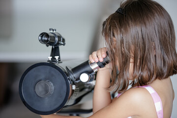 A Infância Astronômica explorando o Universo com um Telescópio.