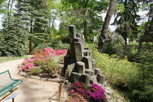 Gartenkunst Himmel und H&ouml;lle aus S&auml;ulenbasalt im Kromlauer Park