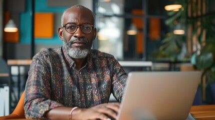 Obraz premium Man works on a laptop