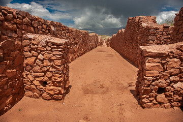 
Pikillacta is an ancient archaeological site located in the highlands of Peru, near the city of Cusco. It is believed to have been constructed by the Wari civilization, a pre-Inca culture. - obrazy, fototapety, plakaty
