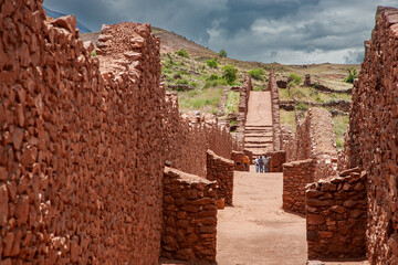 
Pikillacta is an ancient archaeological site located in the highlands of Peru, near the city of Cusco. It is believed to have been constructed by the Wari civilization, a pre-Inca culture. - obrazy, fototapety, plakaty