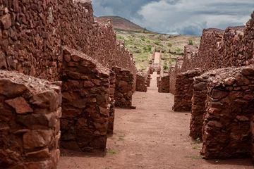 Badezimmer Foto Rückwand Lachsfarbe  Pikillacta is an ancient archaeological site located in the highlands of Peru, near the city of Cusco. It is believed to have been constructed by the Wari civilization, a pre-Inca culture.