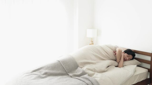 寝返りを打つアジア人男性
