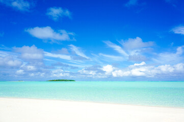 白い砂浜と青い空、そしてエメラルドグリーンの海に浮かぶ無人島