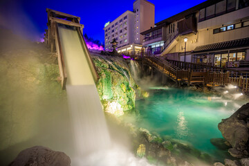 ライトアップされた春の草津温泉　湯畑　群馬県草津町　Kusatsu Onsen illuminated in spring. Yubatake. Gunma Pref, Kusatsu town.