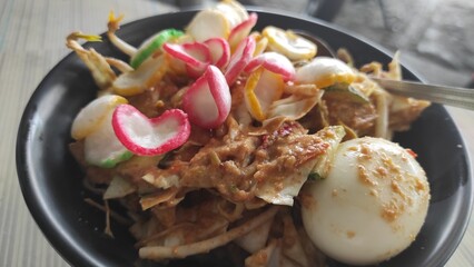 Indonesian salad with peanuts sauce