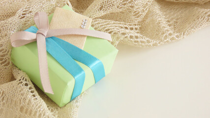 おしゃれなリボンラッピングのギフトボックスとレース背景