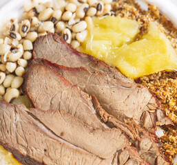 Comida brasileira. Carne de sol acompanhada de mandioca cozida, feijão, paçoca de carne e arroz...