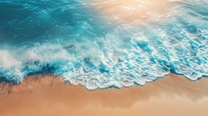 Draagtas An abstract sandy beach seen from above, with clear blue water waves and sunlight, representing a summer vacation background concept for banners. © wpw
