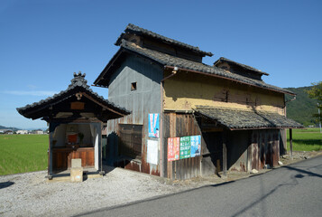 太郎坊阿賀神社　参道の民家と地蔵尊　滋賀県東近江市