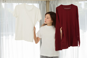 衣服の色移りを心配する女性.