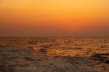 Obraz premium Sea view for summer vacation concept Nature of the summer beach and sea with soft sunlight. hitting the sand The sea sparkles against the sunset sky. 