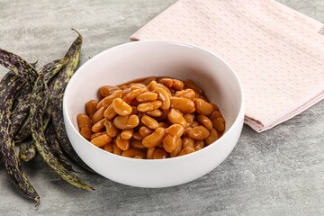 Canned white bean in tomato sauce