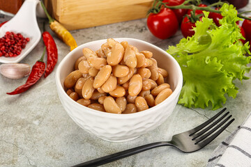 White canned beans in the bowl