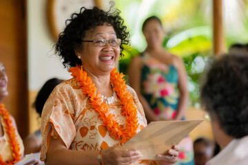 Joyful Senior Woman with Glasses and Lei at a Hawaiian Celebration - obrazy, fototapety, plakaty