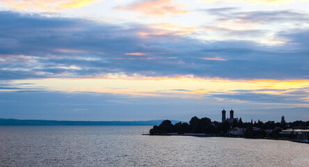 Fototapeta premium Sonnenuntergang am Bodensee mit leuchtendem Himmel