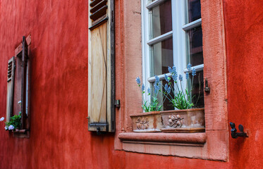 Rote Hauswand mit schönen Fensterläden