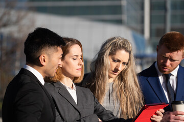 Obraz premium Close up of business executives taking a break and discussing outdoors.
