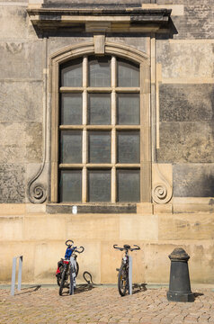 Fahrräder vor einem Kirchenfenster, An der Kreuzkirche, Dresden, Sachsen, Deutschland.
