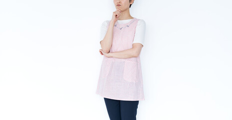 エプロンをつけた日本人女性