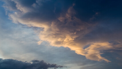 Fototapeta na wymiar Ciel encombré de gros cumulus, par un temps de traîne active