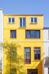 Altes, gelbes Wohngebäude, Rückansicht mit Fenstern, Bremen, Deutschland