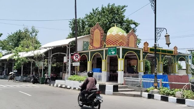 On March 6, 2024, a micro, small, and medium enterprise (MSMEs) area selling various kinds of food and drinks will be located in the Sunan Ampel Religious Tourism Area, Surabaya.&nbsp;