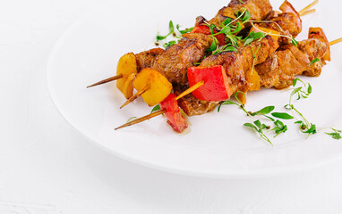 Chicken skewers with slices of sweet peppers