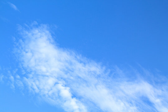 blue-sky outdoors image view with some thin white cloud on daylight