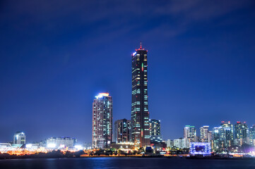 Fototapeta na wymiar 韓国ソウル、汝矣島の高層ビルの夜景