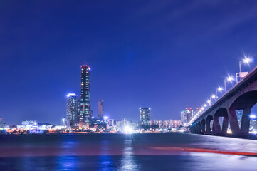 Fototapeta na wymiar 韓国ソウル、汝矣島の高層ビルの夜景
