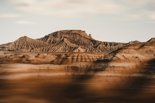 Felsformation im vorbeifahren in der Bardenas Reales Naturpark Halbw&uuml;ste in Spanien Navarra