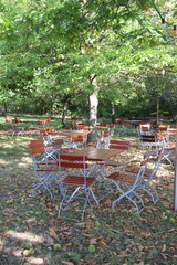 Biergarten typ Münchner unter Kastanien im Sommer am Ruhetag kein Betrieb keine Menschen Kastanien...