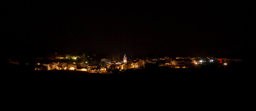 Imagen panor&aacute;mica nocturna del pueblo, El Granado, Huelva, Andaluc&iacute;a, Espa&ntilde;a. Calles del pueblo iluminadas por las farolas del municipio con el campanario de la iglesia en el centro.