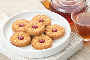 Sandwich cookies with strawberry cream
