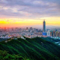 Fototapeta premium Taipei, Taiwan city skyline at sunset from view of Taipei City, make a hike to the top of Elephant Mountain