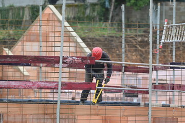 ouvrier maçon sur un chantier de construction d'une maison d'habitation